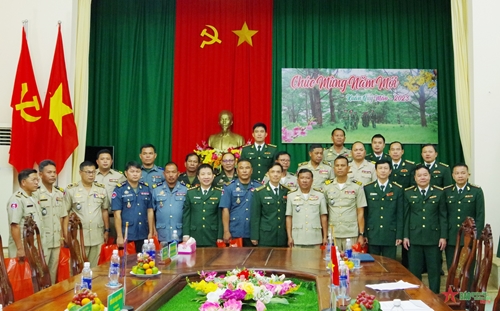 Lực lượng Vũ trang tỉnh Mondulkiri, Campuchia thăm, chúc Tết Bộ đội Biên phòng Đăk Nông